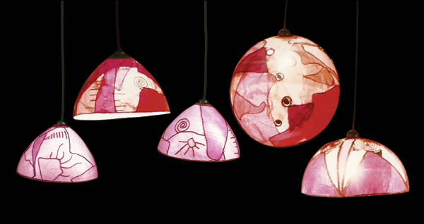 gruppo di lampade di carta rosa e corda rossa