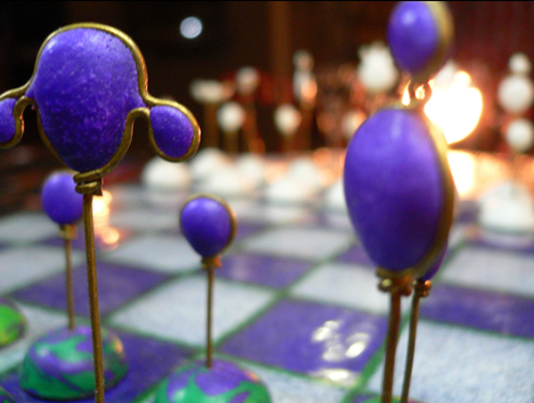 scacchiera in legno decorato con pastelli - scacchi in ottone e cernit