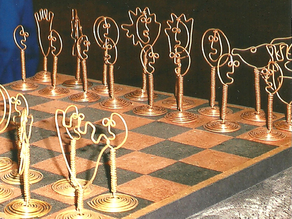 scacchi in rame e ottone su scacchiera in foglia di rame su legno