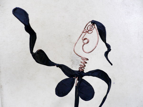 Figura astratta di donna realizzata in rame e carta
